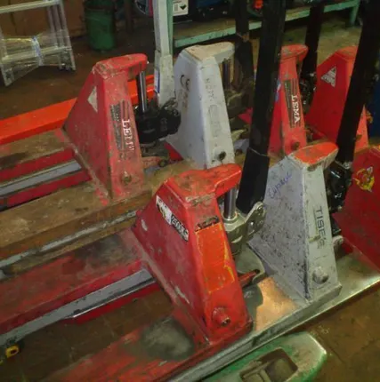 Фото №0 Замена масла в тележках и штабелерах, зимний вариант