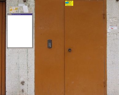 фото Расклейка самоклеек в углу подъездных дверей