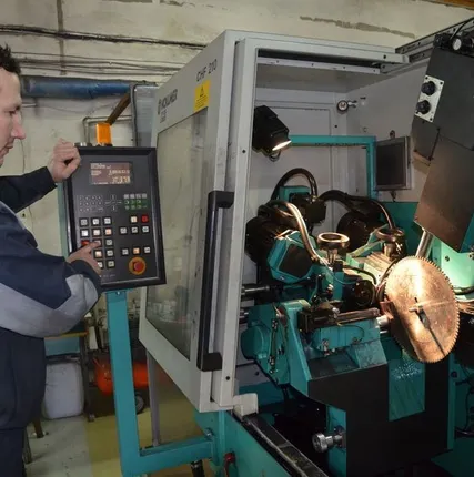 Фото №0 Проковка полотна дисковой пилы