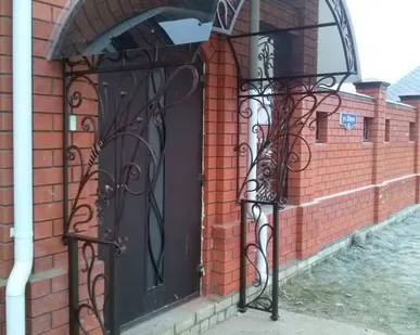 фото Кованый козырёк