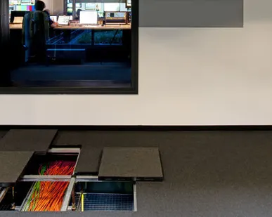 фото Фальшпол lindner с панелями Norteс