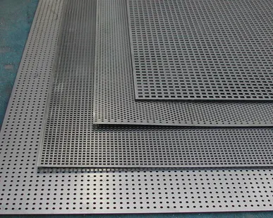 фото Лист с квадратными отверстиями под углом 45 градусов 0,5мм