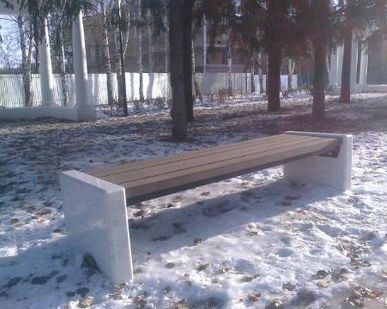 фото Скамья из мрамора и древесно-полимерный композита