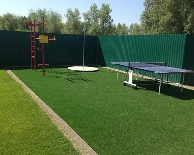фото Укладка искусственной травы для детских игровых площадок