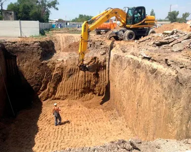 фото Копка котлована, разработка котлованов.