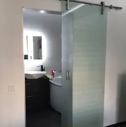 Фото №0 Стеклянная раздвижная дверь,стекло 8 мм