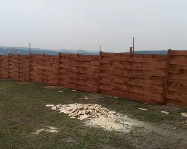 фото Забор сплошной плетеный из доски высотой 1,8 метра под ключ