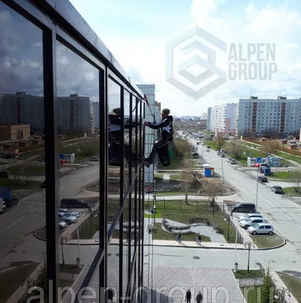 Фото №0 Мойка окон альпинистами