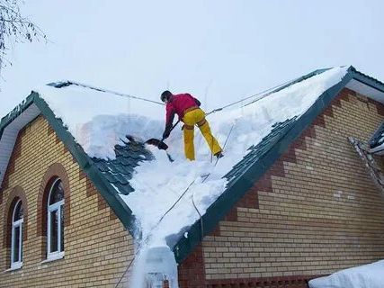 Фото №0 уборка крыш от снега и вывоз снега