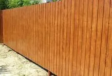 Фото №0 Забор из профнастила под дерево