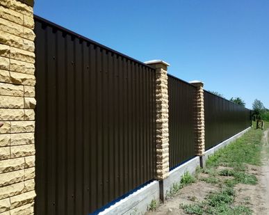 фото Забор с кирпичными колоннами