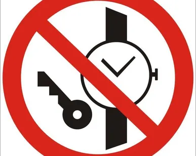 фото Знак P27 «Запрещается иметь при (на) себе металлические предметы» (пластик)