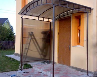 фото Козырек с крышей из поликарбоната