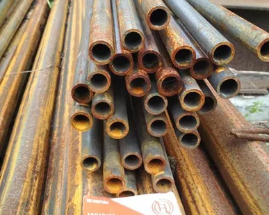 фото Стальная труба недалеко