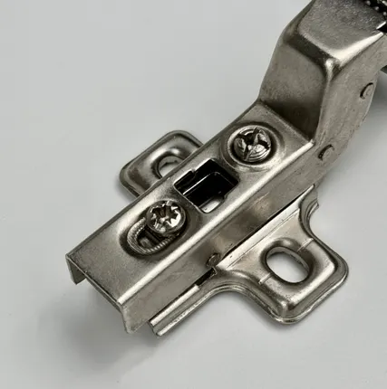 Фото №0 Петля 110* вкладная с доводчиком Clip-on с отв. планкой Н=2 EP35CO110IN