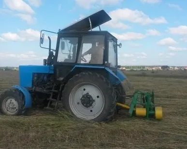 фото Покос травы трактором на полях и газонах г. Пушкин