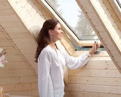 фото Деревянное мансардное окно VELUX OPTIMA 78х140 см