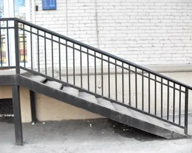 фото Перила для крыльца из металла