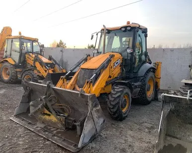 фото Аренда трактора-погрузчика JCB 3CX, вибротрамбовка
