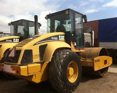 фото Грунтовый виброкаток CAT SC 563 E в аренду