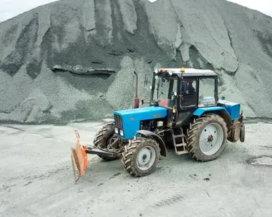 фото Услуги трактора МТЗ с щеткой и отвалом Беларус 82,1