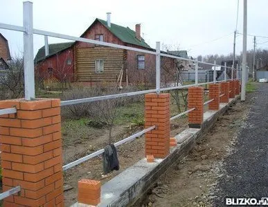 фото Установка кирпичного столба забора 38х38