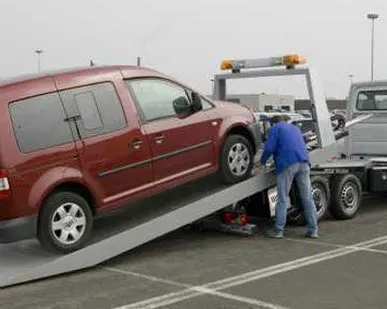 фото Услуги эвакуатора для спецтехники и грузовиков