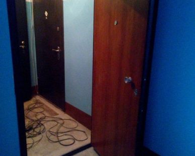 фото Установка входных дверей в квартиру