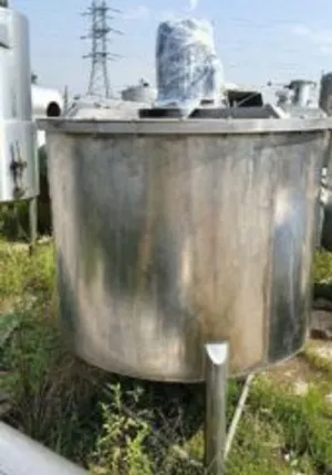 Фото №1 Емкости нержавеющие, объем — 1 куб.м., вертикальные, мешалка (скоростная) Б/У в Москве