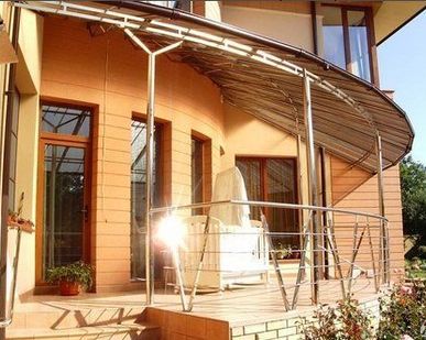 фото Козырьки входной двери частного дома