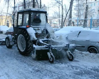 фото Подметание дорог от снега,грязи. Уборка снега трактором МТЗ (щетка и отвал)