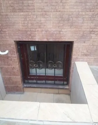 Фото №0 Оконная решетка с элементами ковки